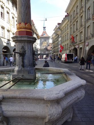 Nedre delen av Schützenbrunnen. I bakgrunden Zytglogge.